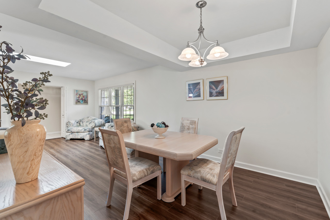 577 Lowestoft Lane, Elk Grove Village, IL 60007