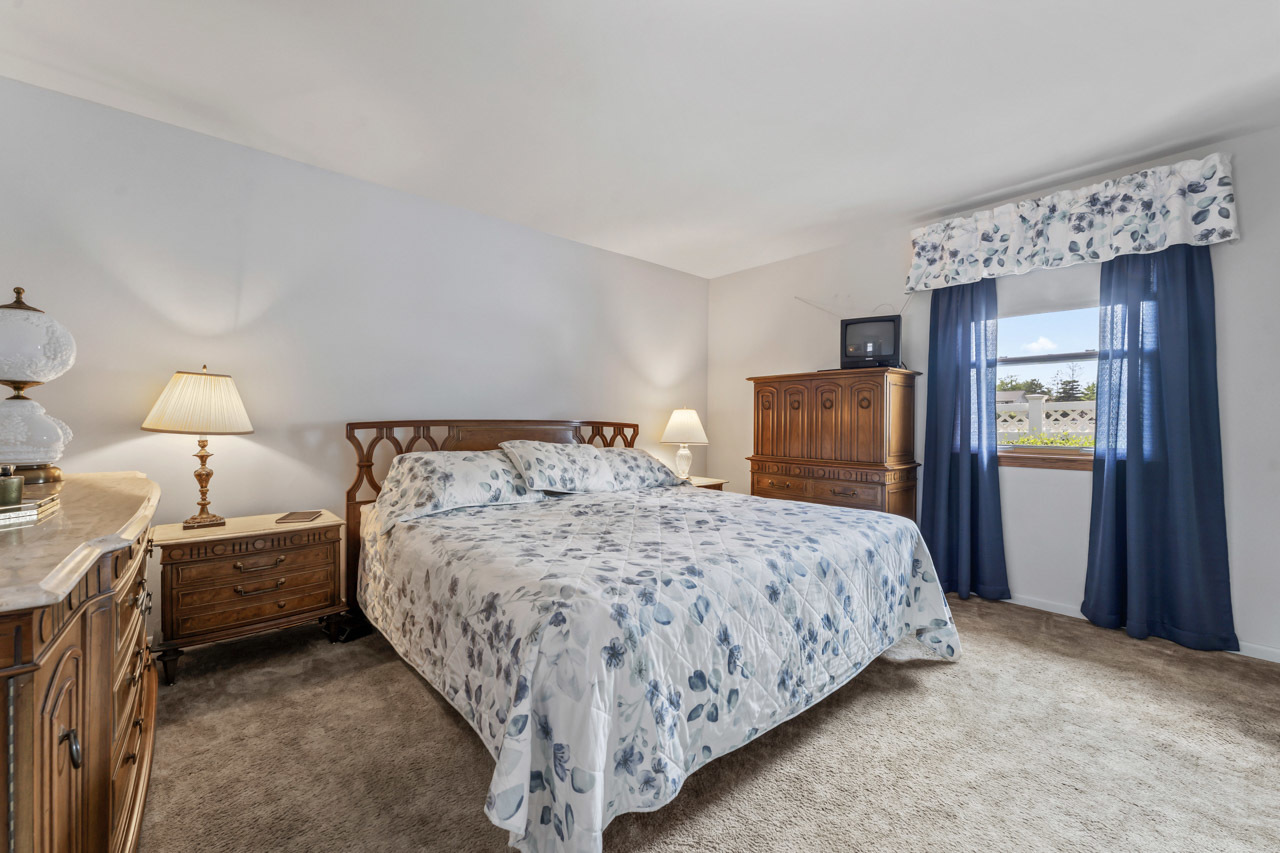 577 Lowestoft Lane, Elk Grove Village, IL 60007