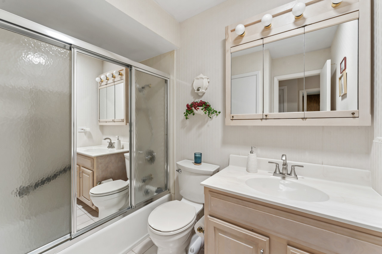 577 Lowestoft Lane, Elk Grove Village, IL 60007