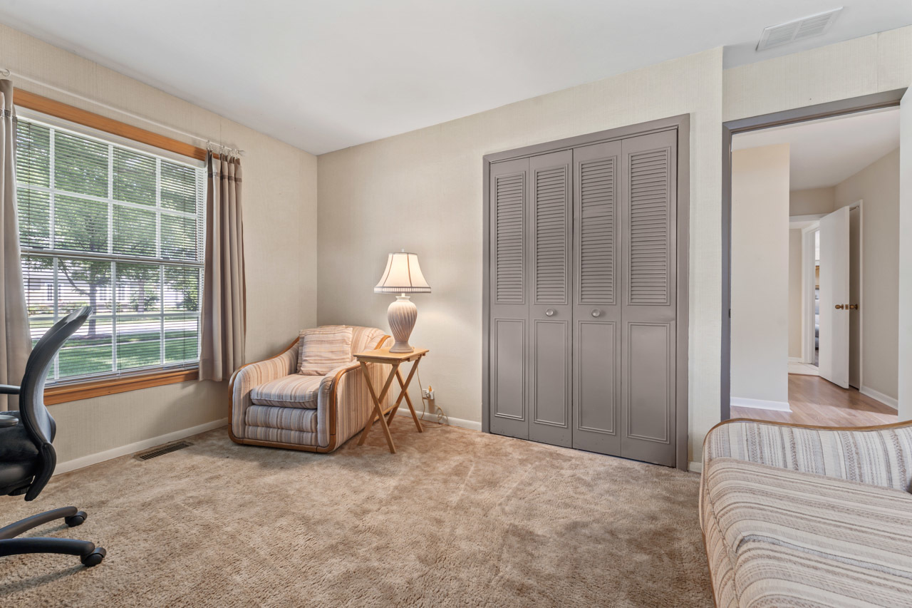 577 Lowestoft Lane, Elk Grove Village, IL 60007