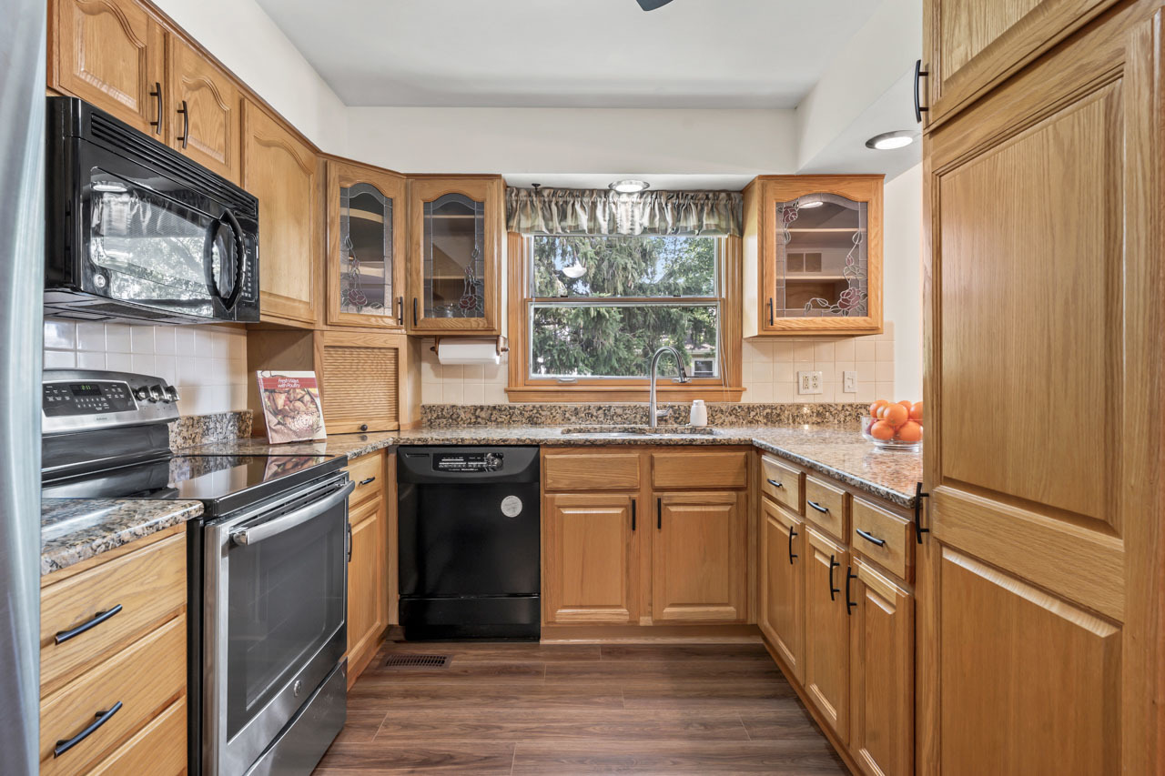 577 Lowestoft Lane, Elk Grove Village, IL 60007