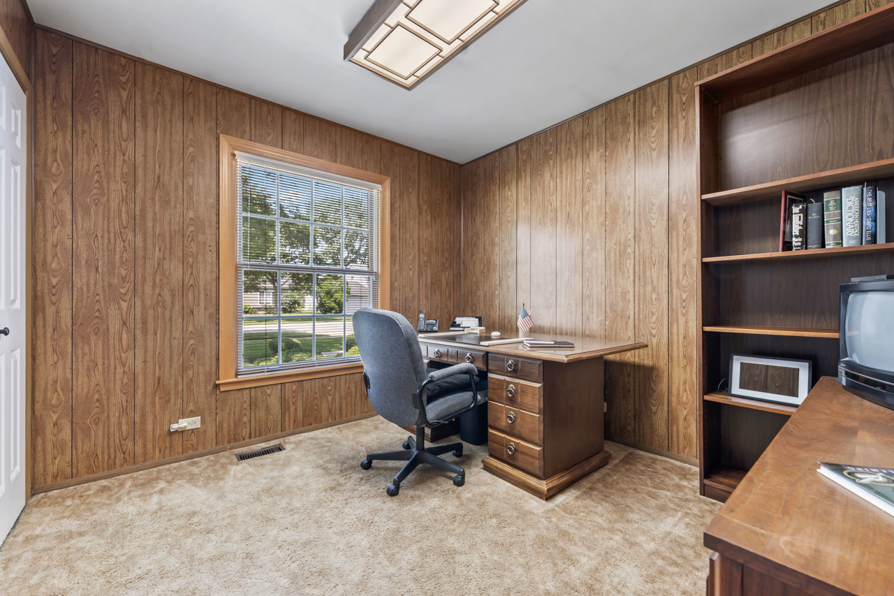 577 Lowestoft Lane, Elk Grove Village, IL 60007