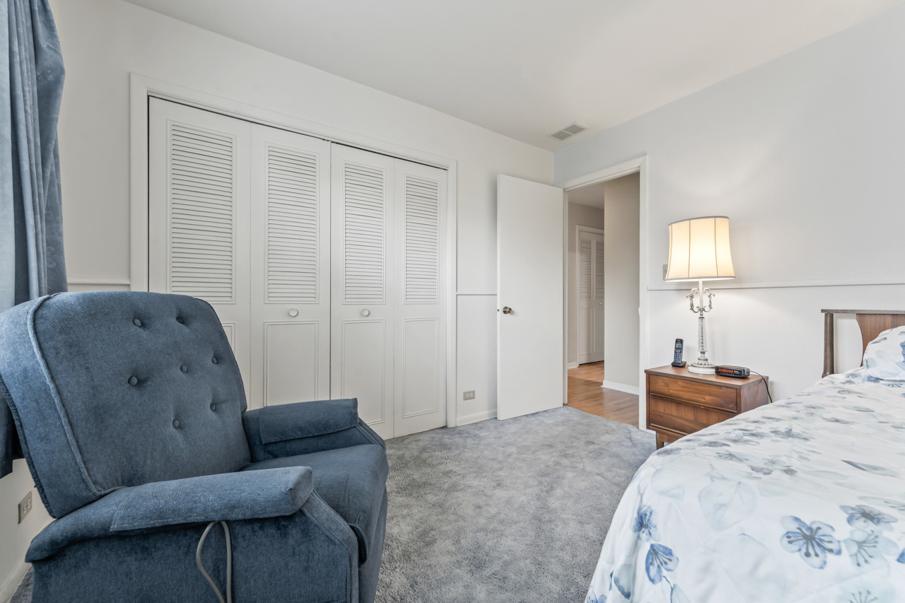 577 Lowestoft Lane, Elk Grove Village, IL 60007