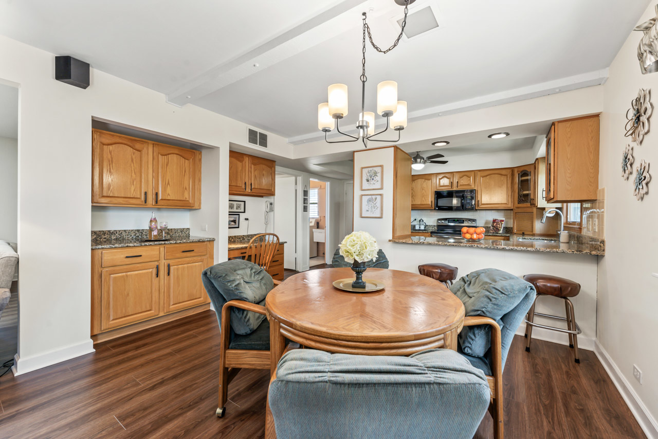 577 Lowestoft Lane, Elk Grove Village, IL 60007