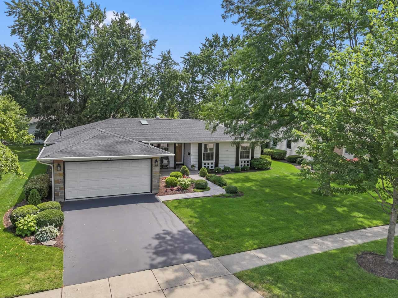 577 Lowestoft Lane, Elk Grove Village, IL 60007