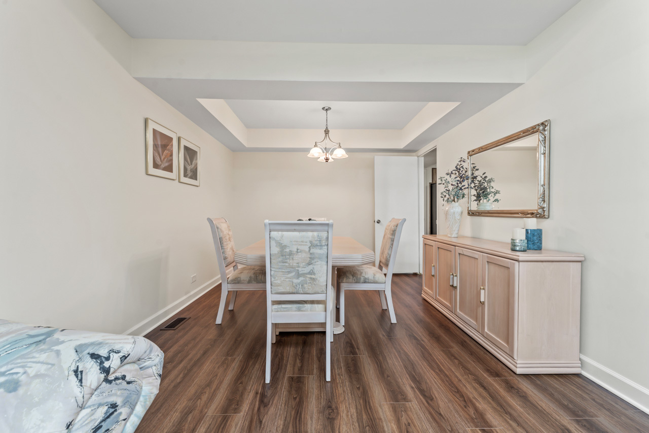 577 Lowestoft Lane, Elk Grove Village, IL 60007