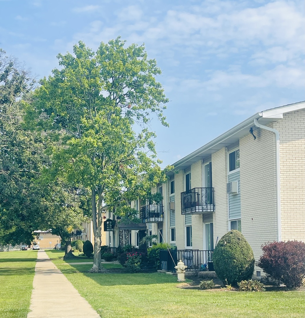 9205 POTTER Road #2H, Des Plaines, IL 60016