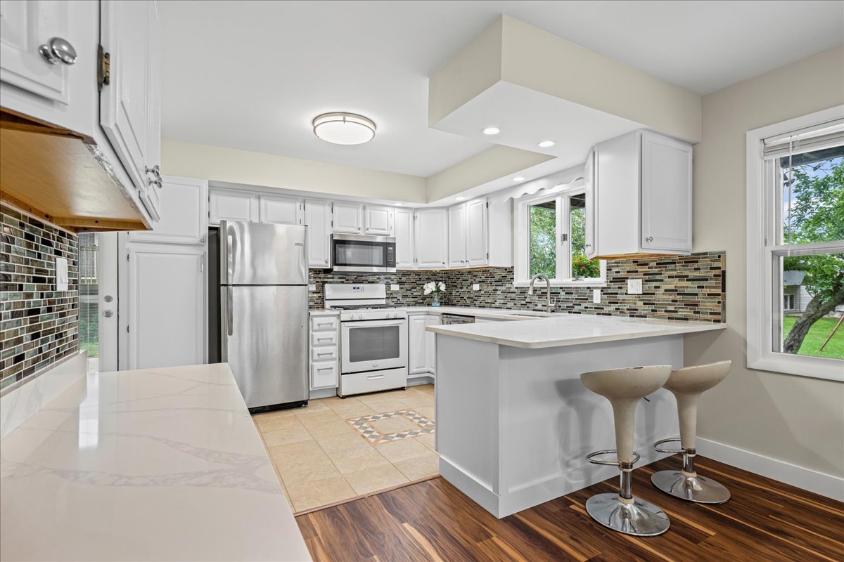 3905 Cornell Avenue, Park City, IL 60085