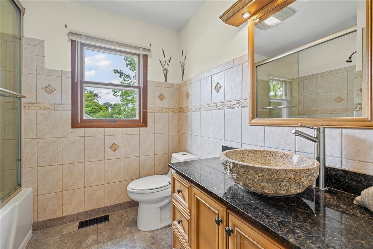 3905 Cornell Avenue, Park City, IL 60085