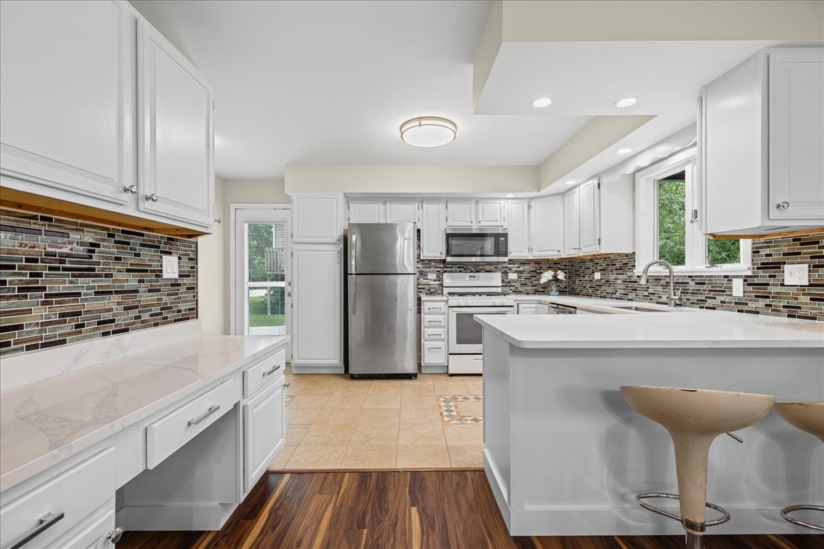 3905 Cornell Avenue, Park City, IL 60085