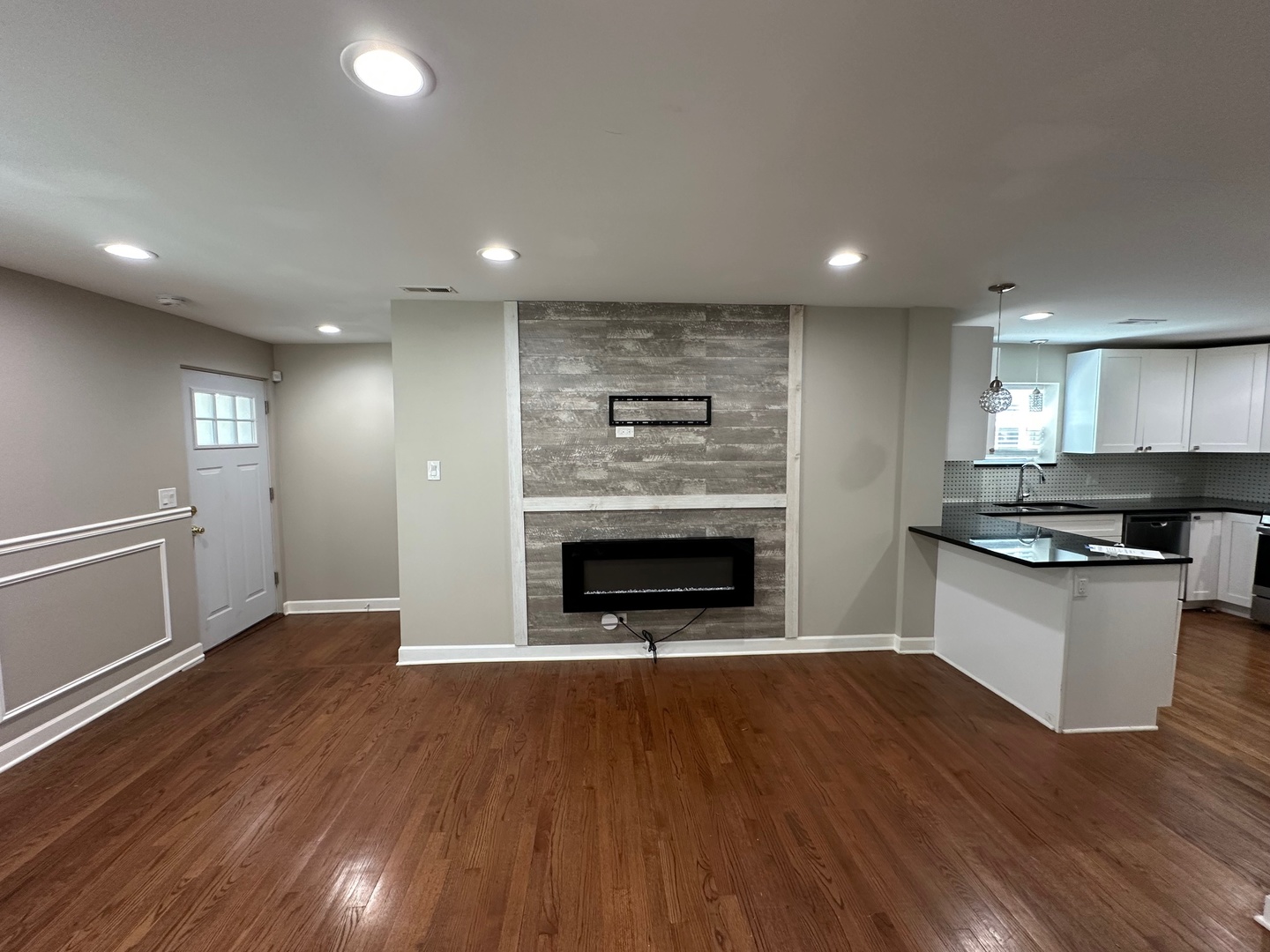 906 S 10th Avenue, Maywood, IL 60153