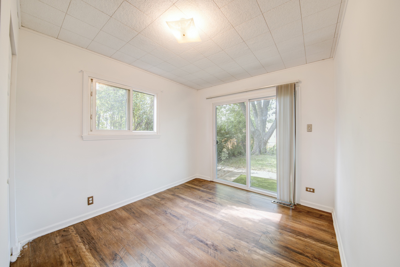 112 Green Lane, Carpentersville, IL 60110