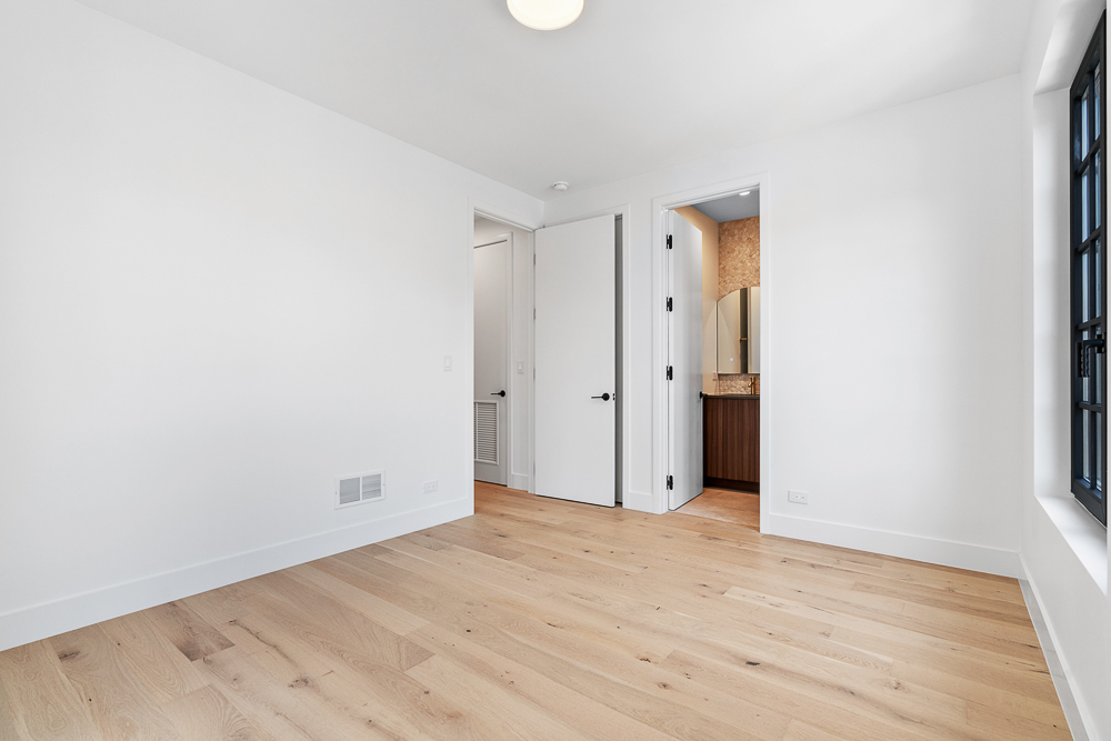 1342 W Wellington Avenue, Chicago, IL 60657