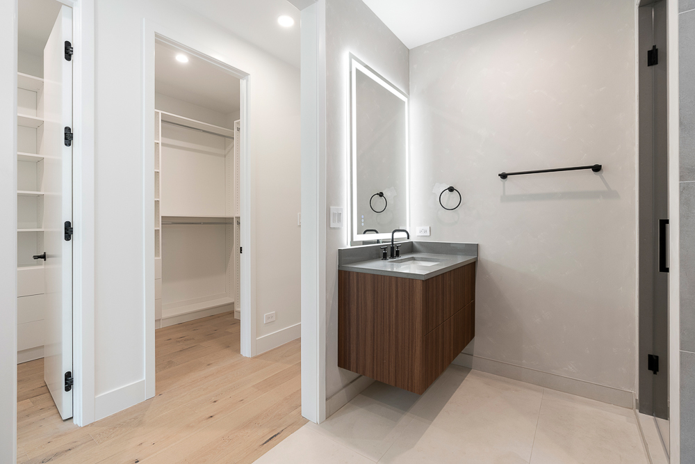 1342 W Wellington Avenue, Chicago, IL 60657