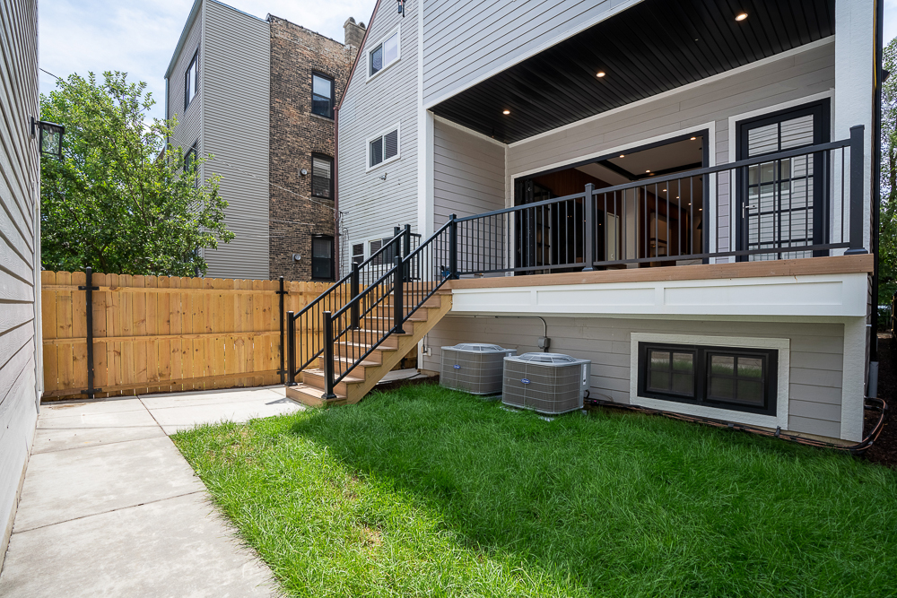 1342 W Wellington Avenue, Chicago, IL 60657