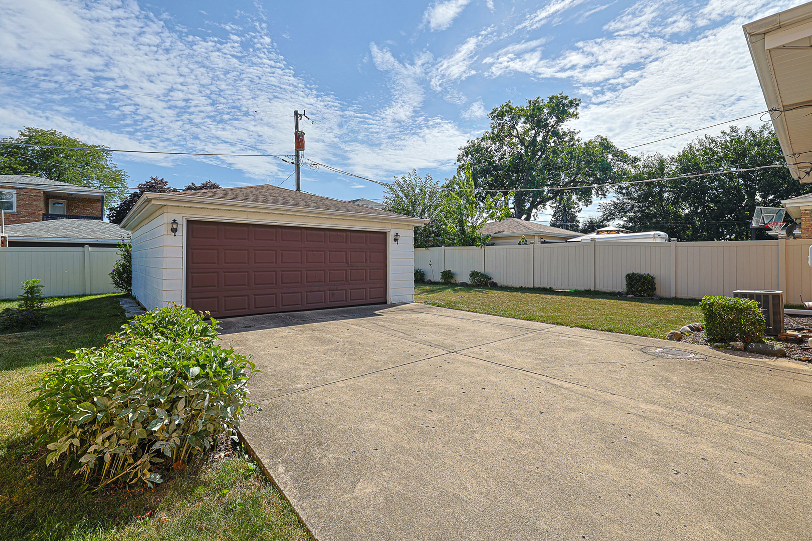 7453 W Keeney Street, Niles, IL 60714