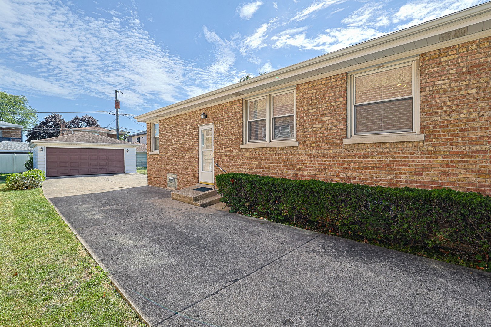 7453 W Keeney Street, Niles, IL 60714