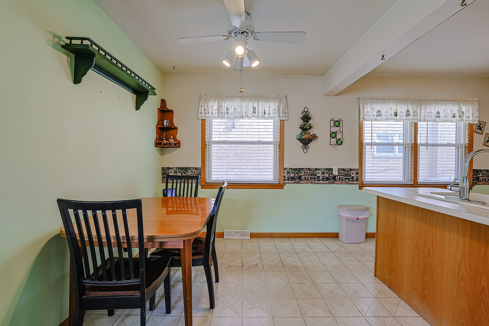 7453 W Keeney Street, Niles, IL 60714