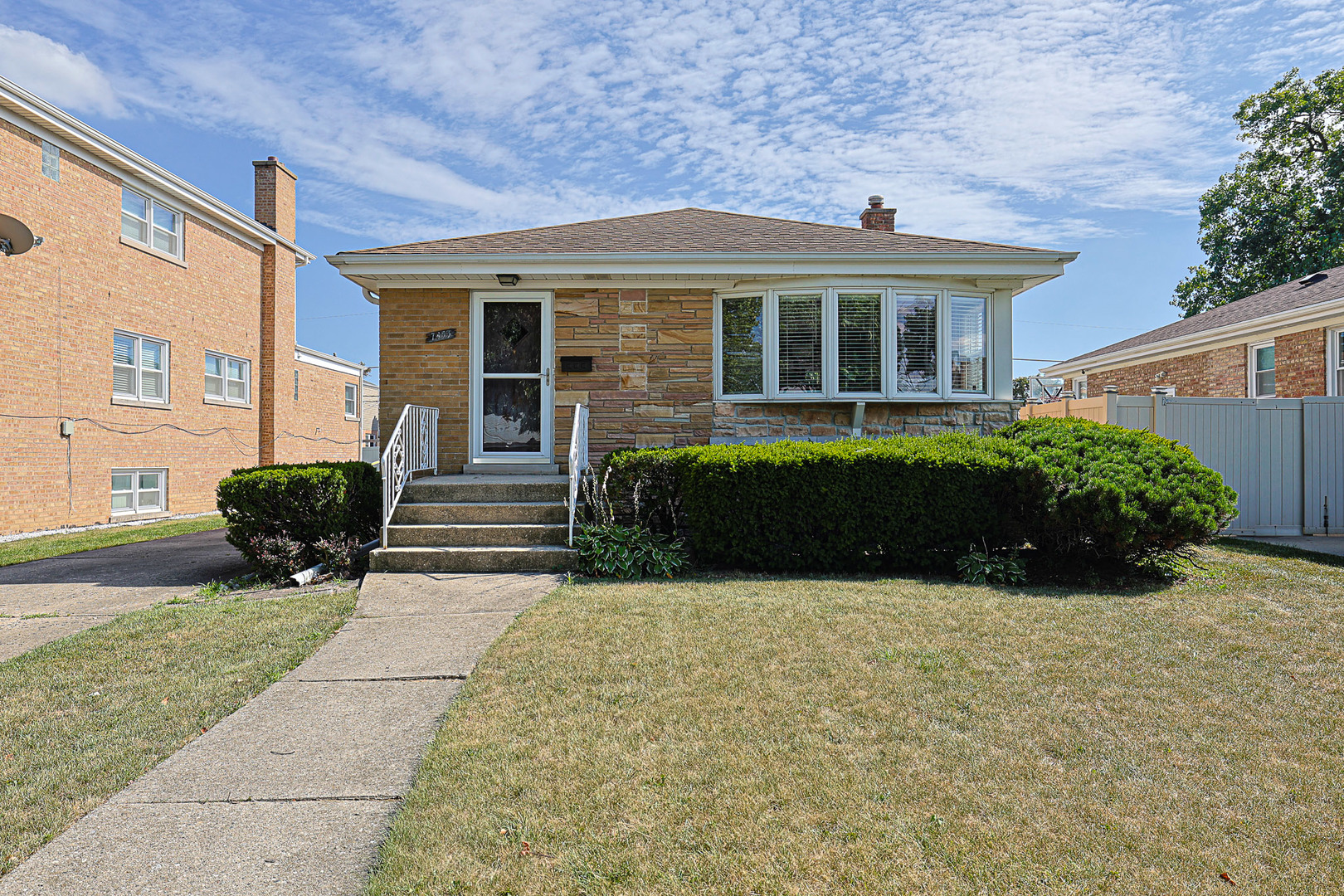 7453 W Keeney Street, Niles, IL 60714