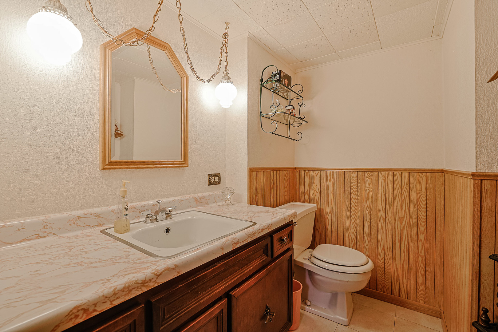 7453 W Keeney Street, Niles, IL 60714