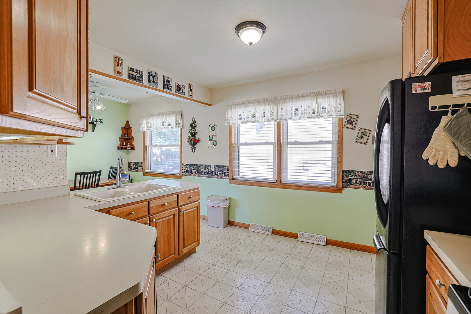 7453 W Keeney Street, Niles, IL 60714