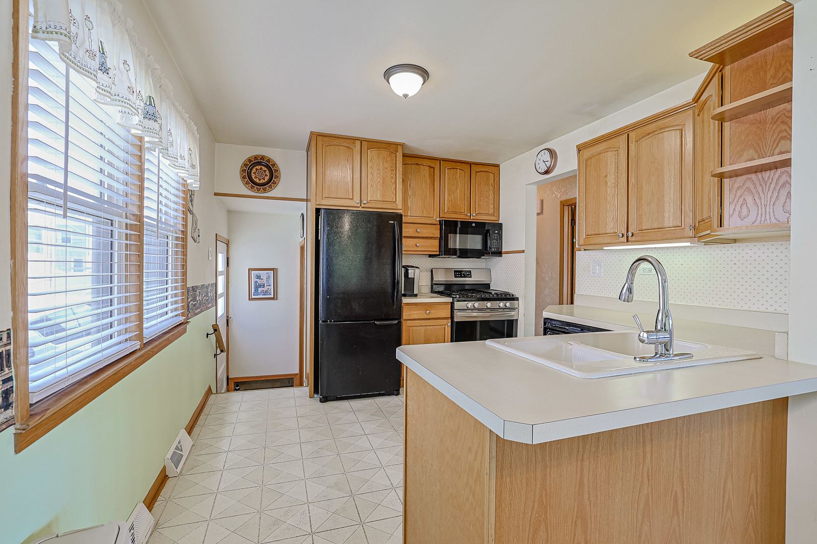 7453 W Keeney Street, Niles, IL 60714