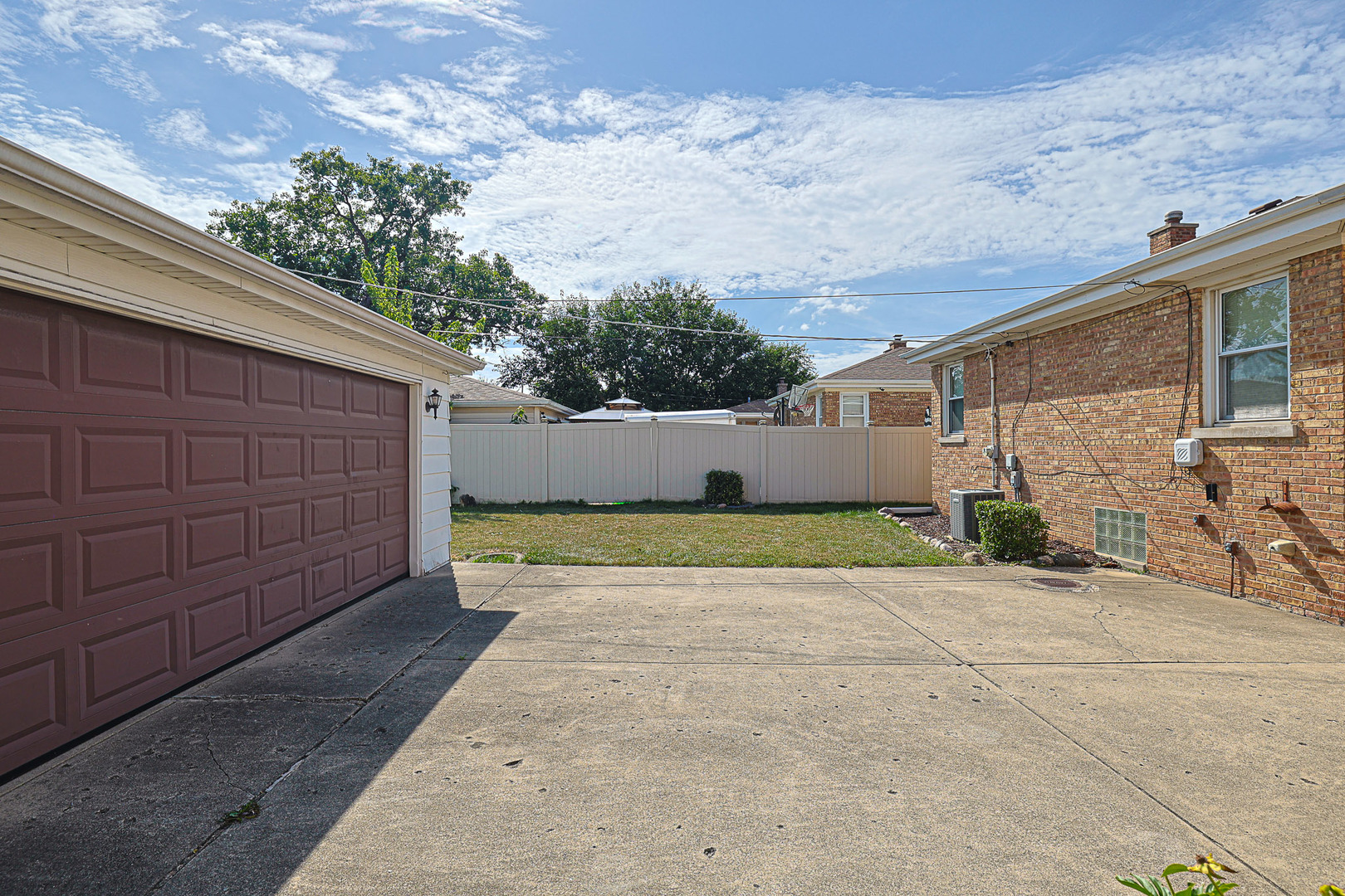 7453 W Keeney Street, Niles, IL 60714
