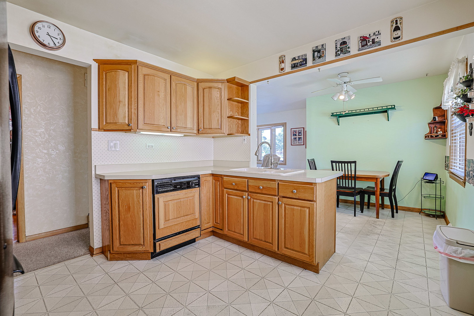 7453 W Keeney Street, Niles, IL 60714