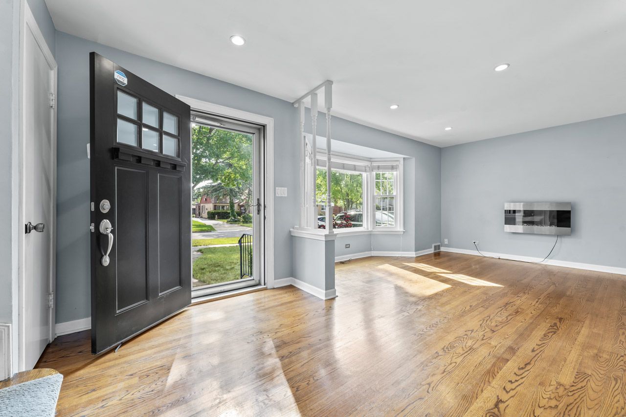 104 S Hi Lusi Avenue, Mount Prospect, IL 60056