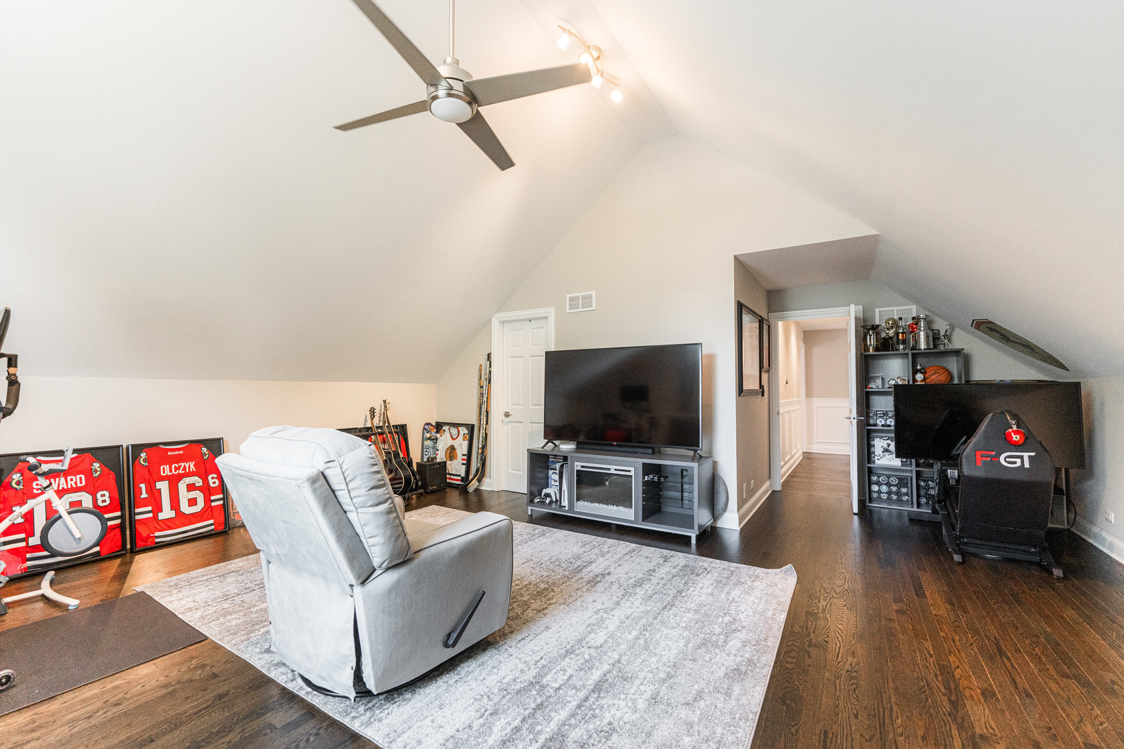 217 Hillandale Drive, Bloomingdale, IL 60108