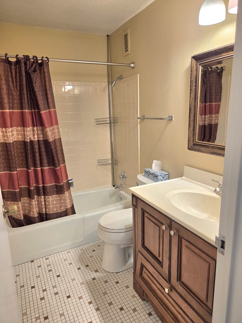 2201 S Highland Avenue #1G, Lombard, IL 60148