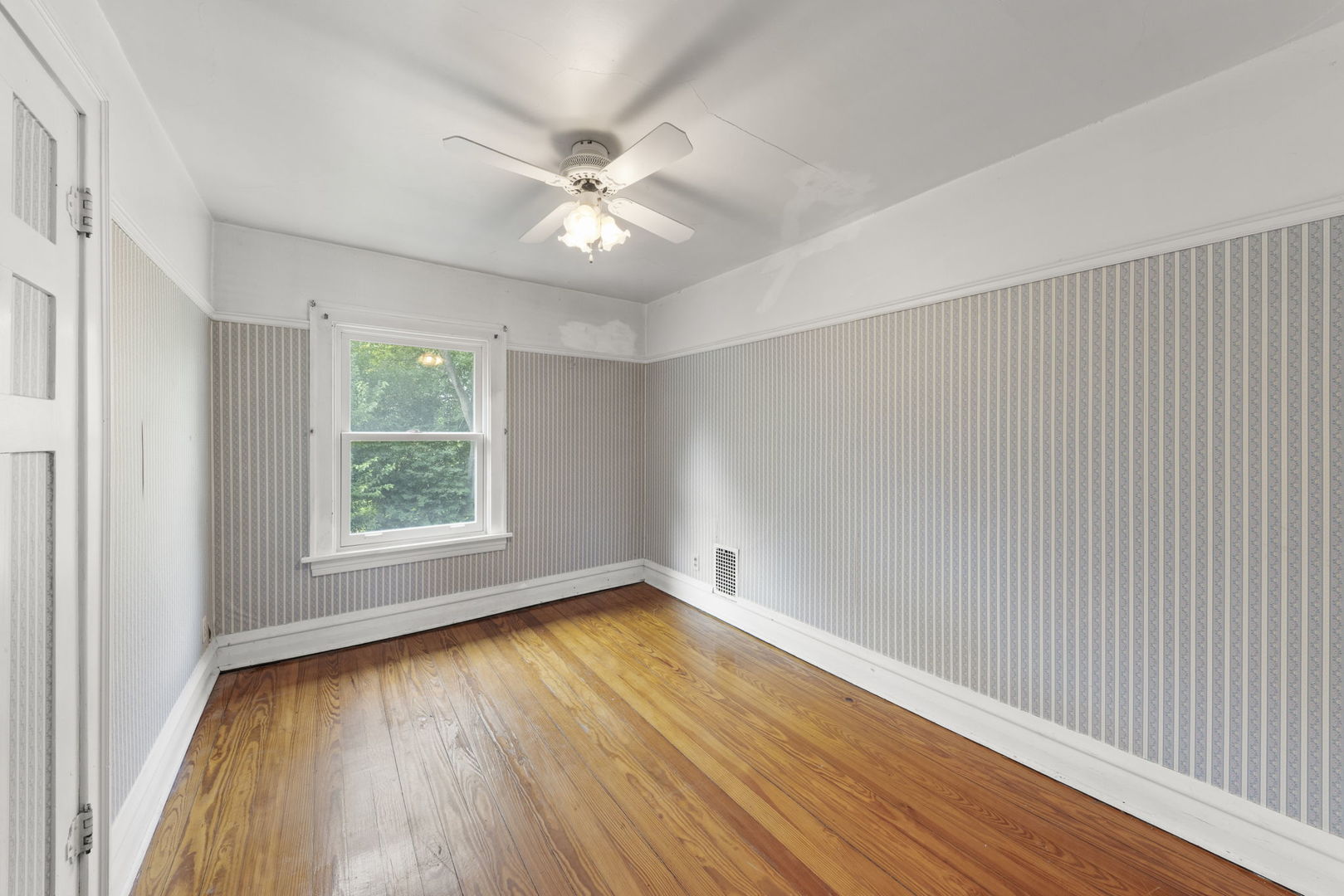 1011 Ingalton Avenue, West Chicago, IL 60185