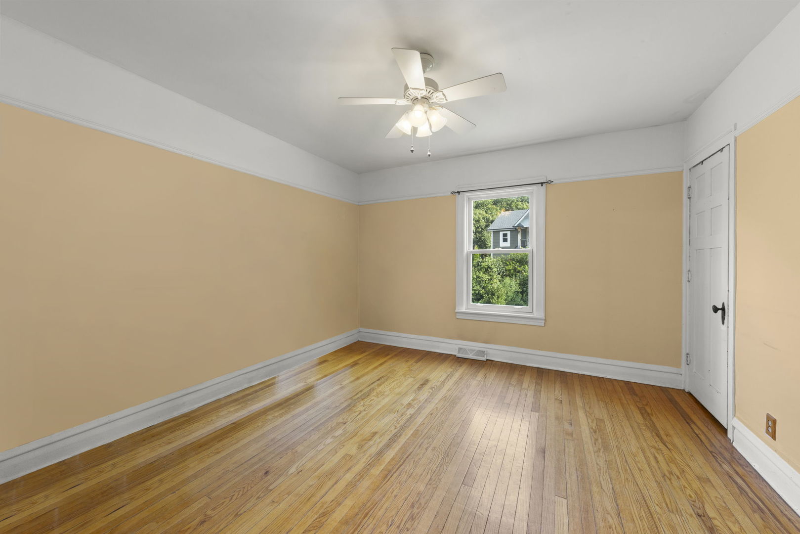 1011 Ingalton Avenue, West Chicago, IL 60185