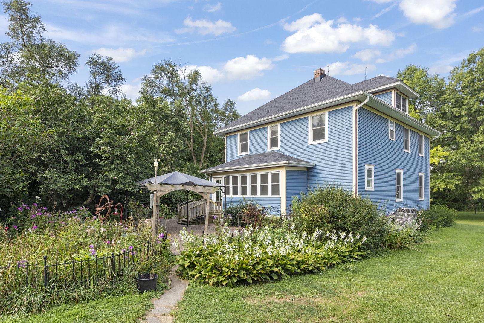 1011 Ingalton Avenue, West Chicago, IL 60185