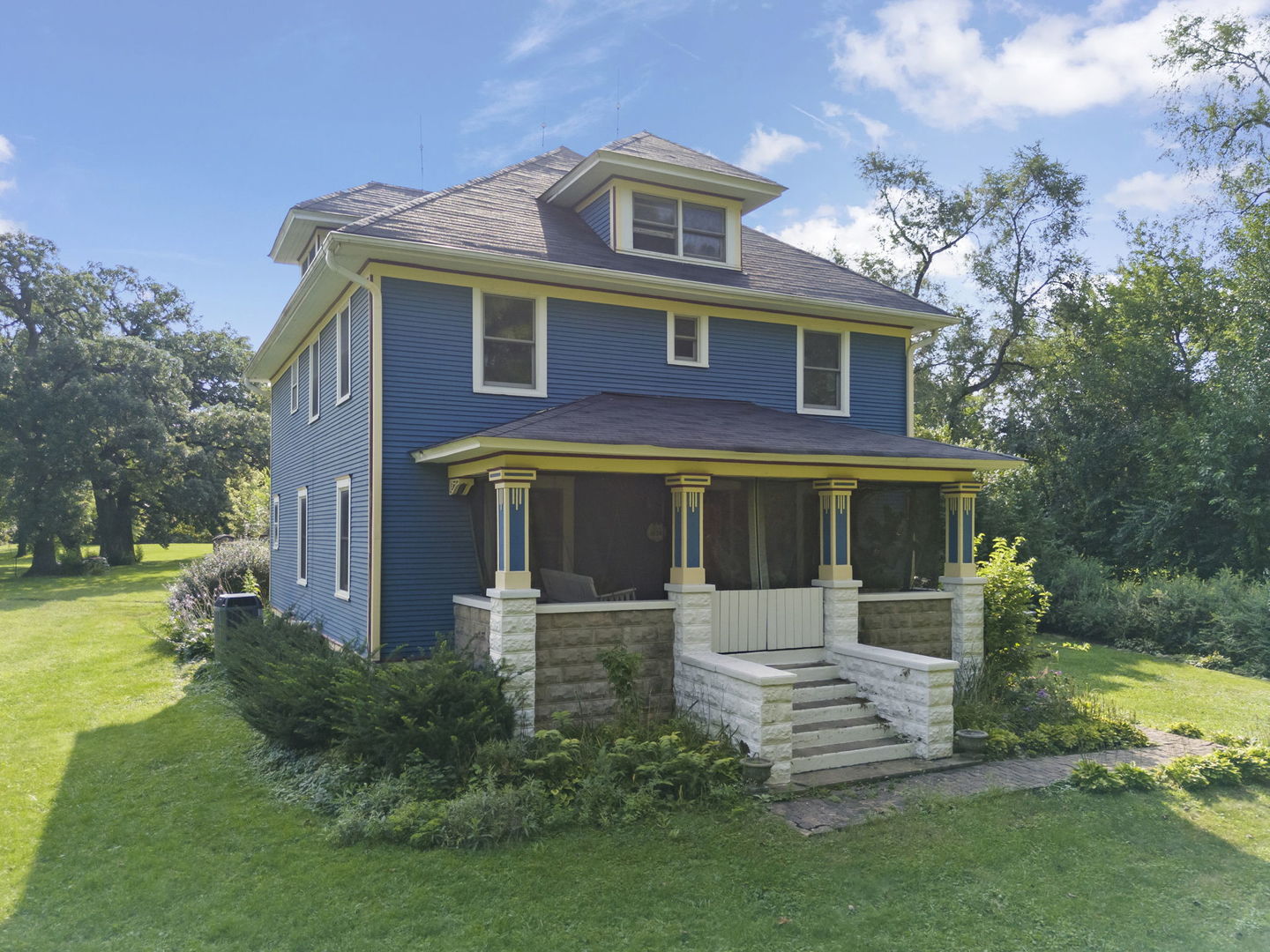 1011 Ingalton Avenue, West Chicago, IL 60185