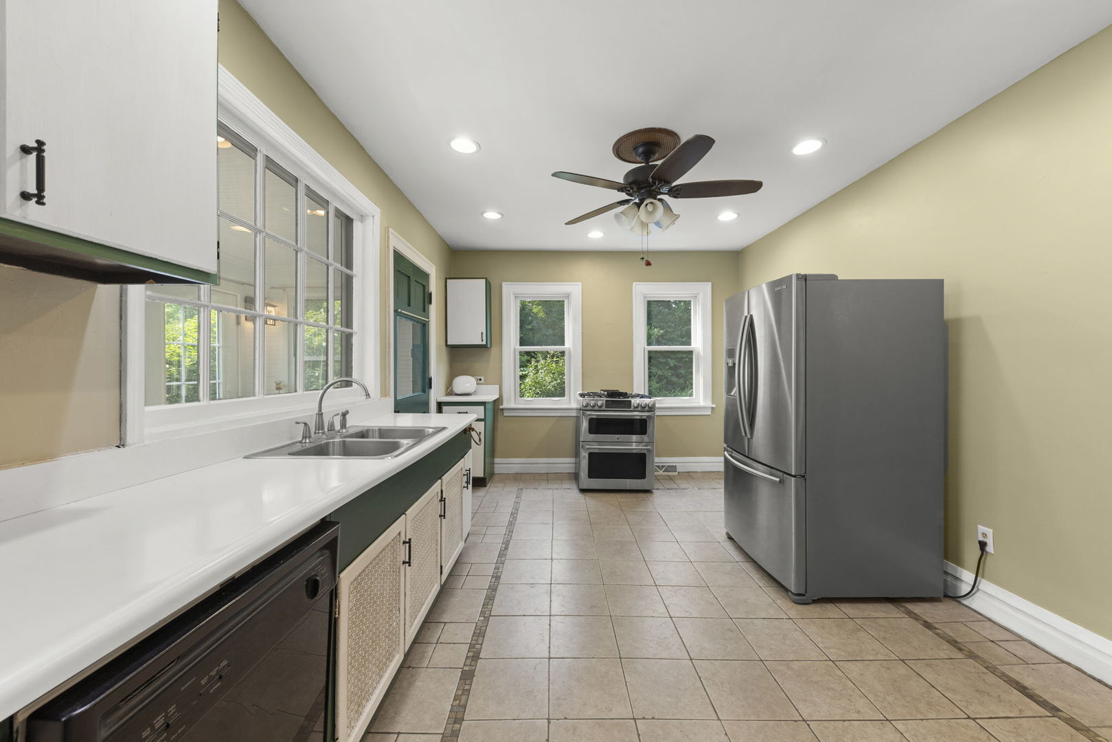 1011 Ingalton Avenue, West Chicago, IL 60185