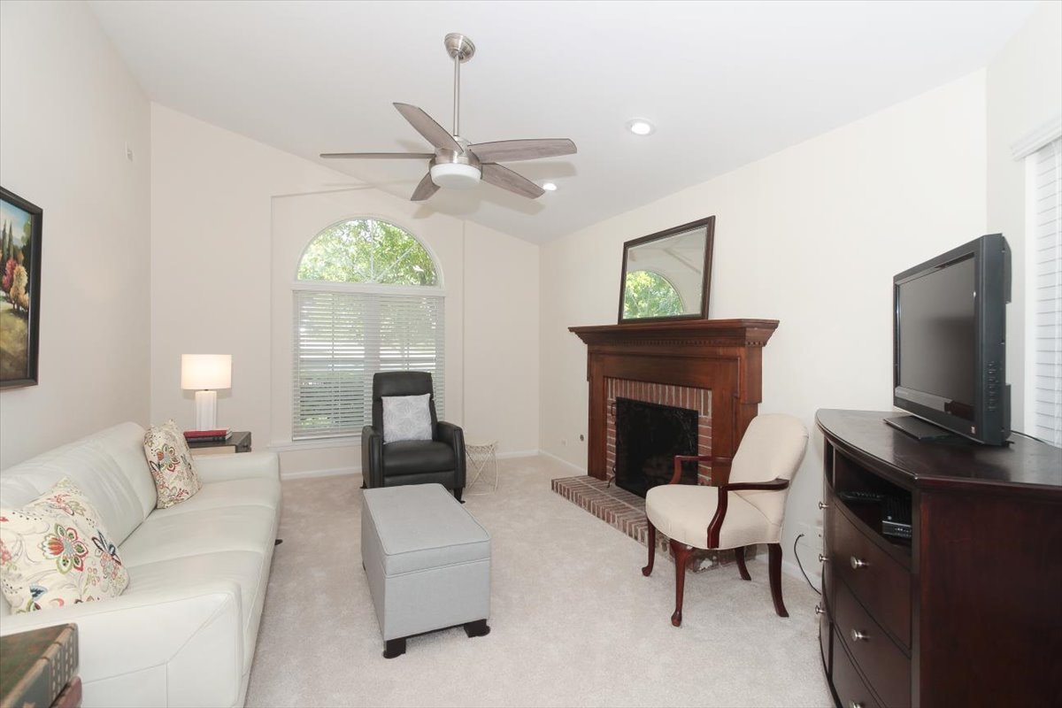 1 Sarahs Grove Lane, Schaumburg, IL 60193