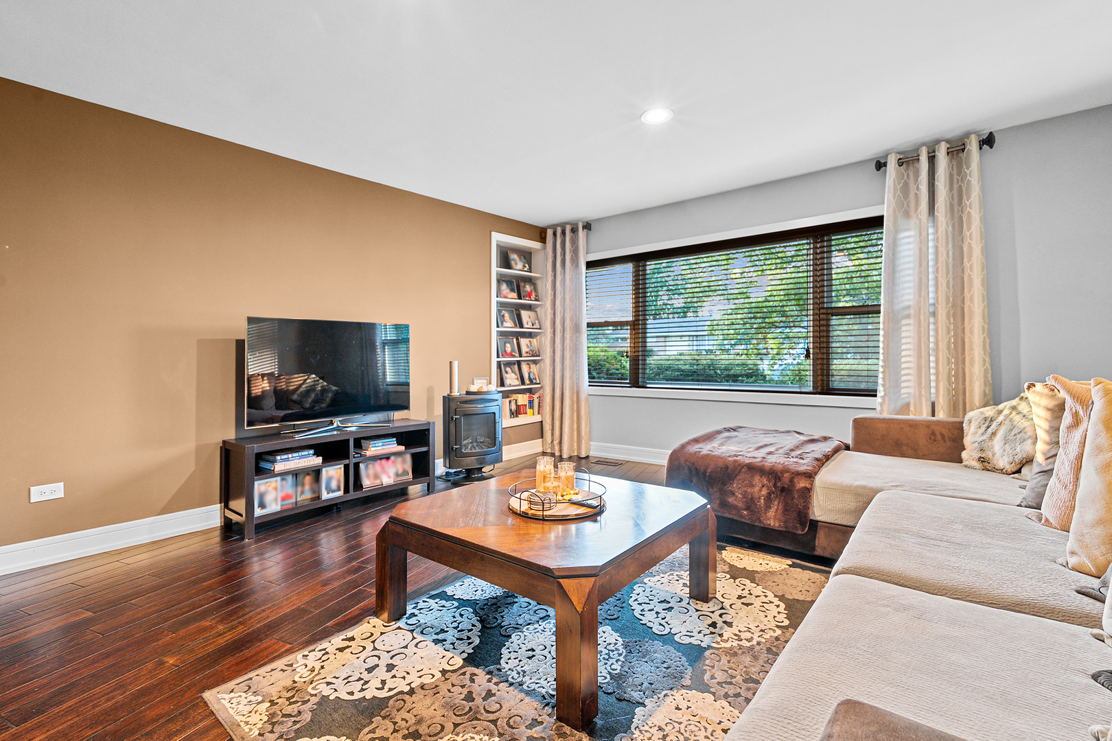 16W639 Red Oak Avenue, Bensenville, IL 60106