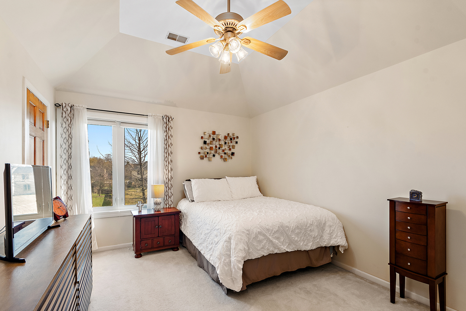 8899 Charrington Drive, Frankfort, IL 60423