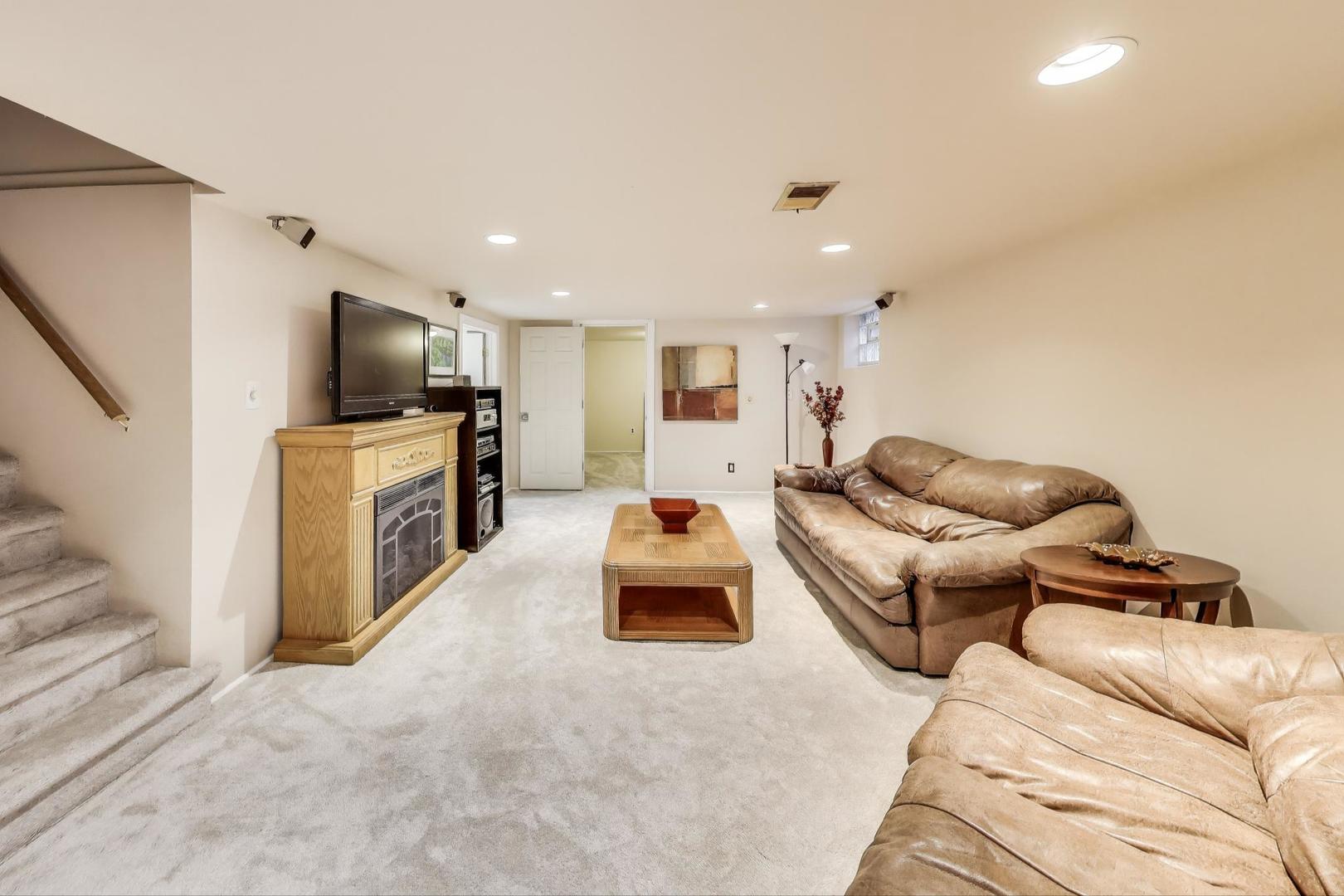 207 E Berkshire Lane, Mount Prospect, IL 60056