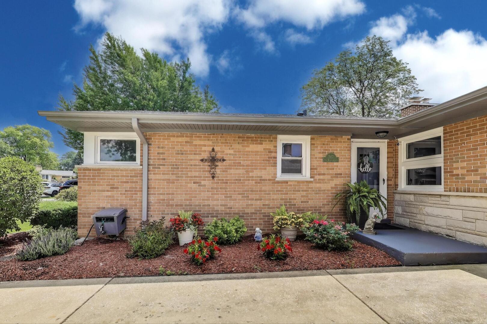 207 E Berkshire Lane, Mount Prospect, IL 60056