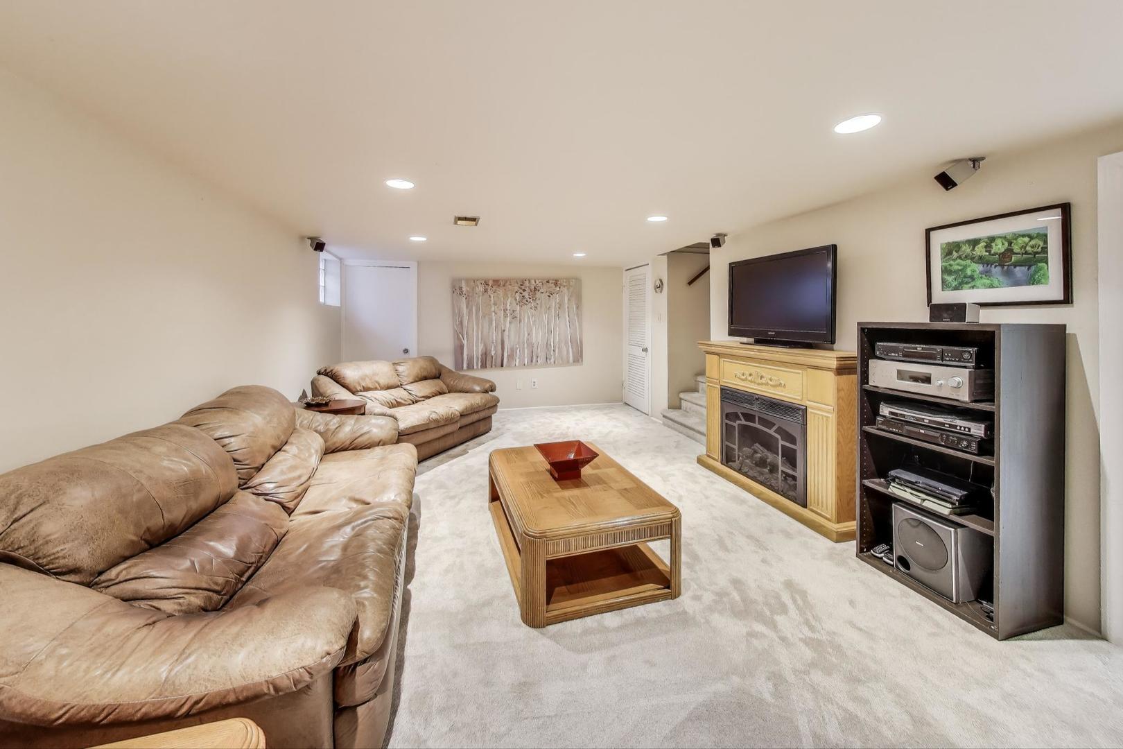 207 E Berkshire Lane, Mount Prospect, IL 60056