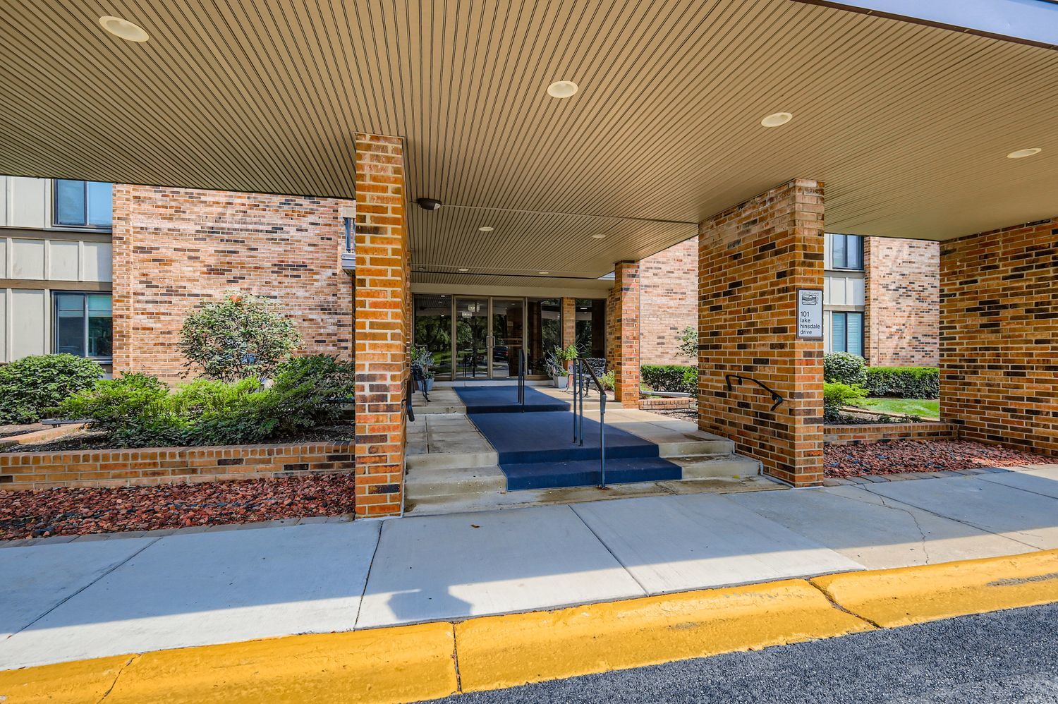 101 Lake Hinsdale Drive #301, Willowbrook, IL 60527