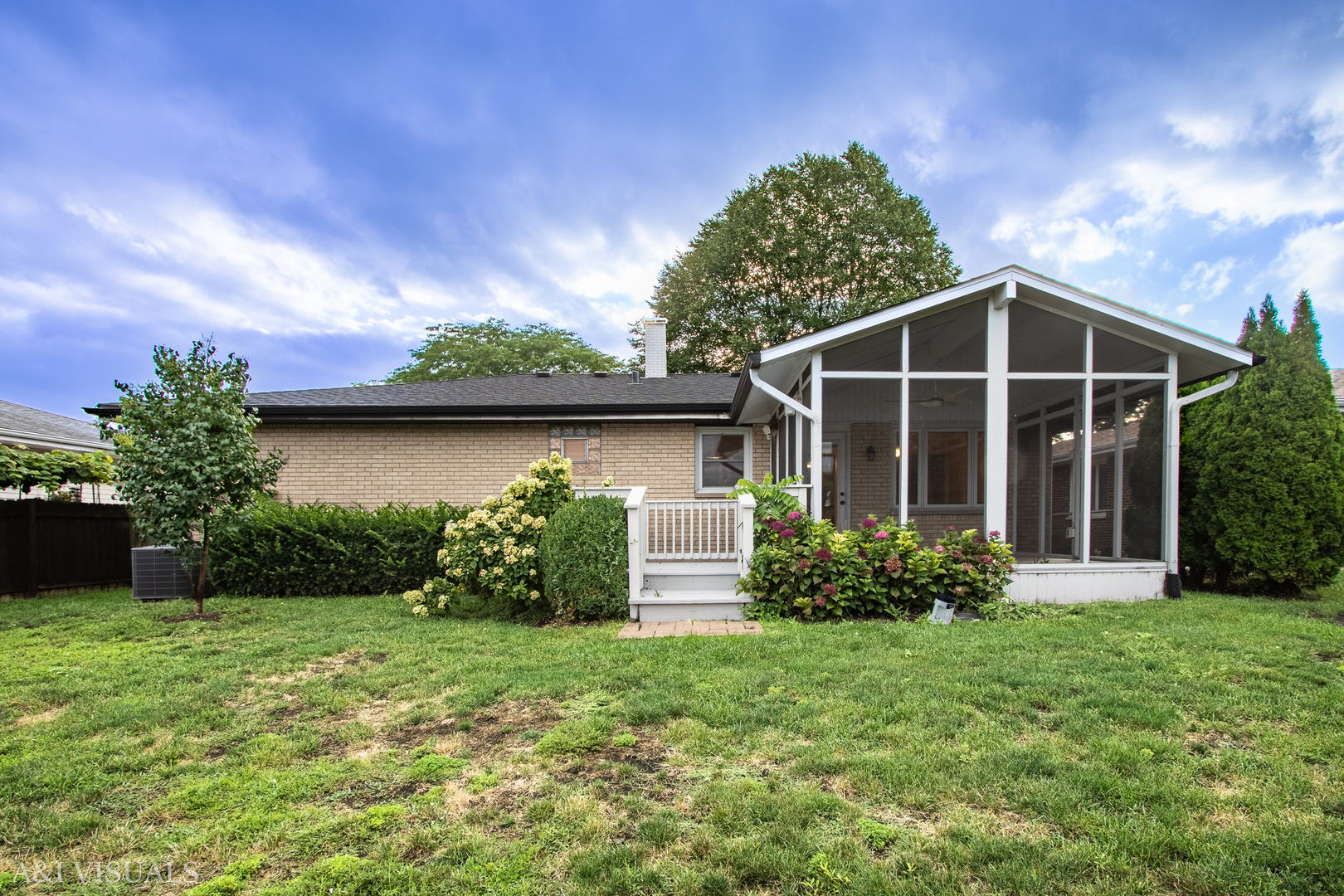 1015 Bowie Drive, Carol Stream, IL 60188