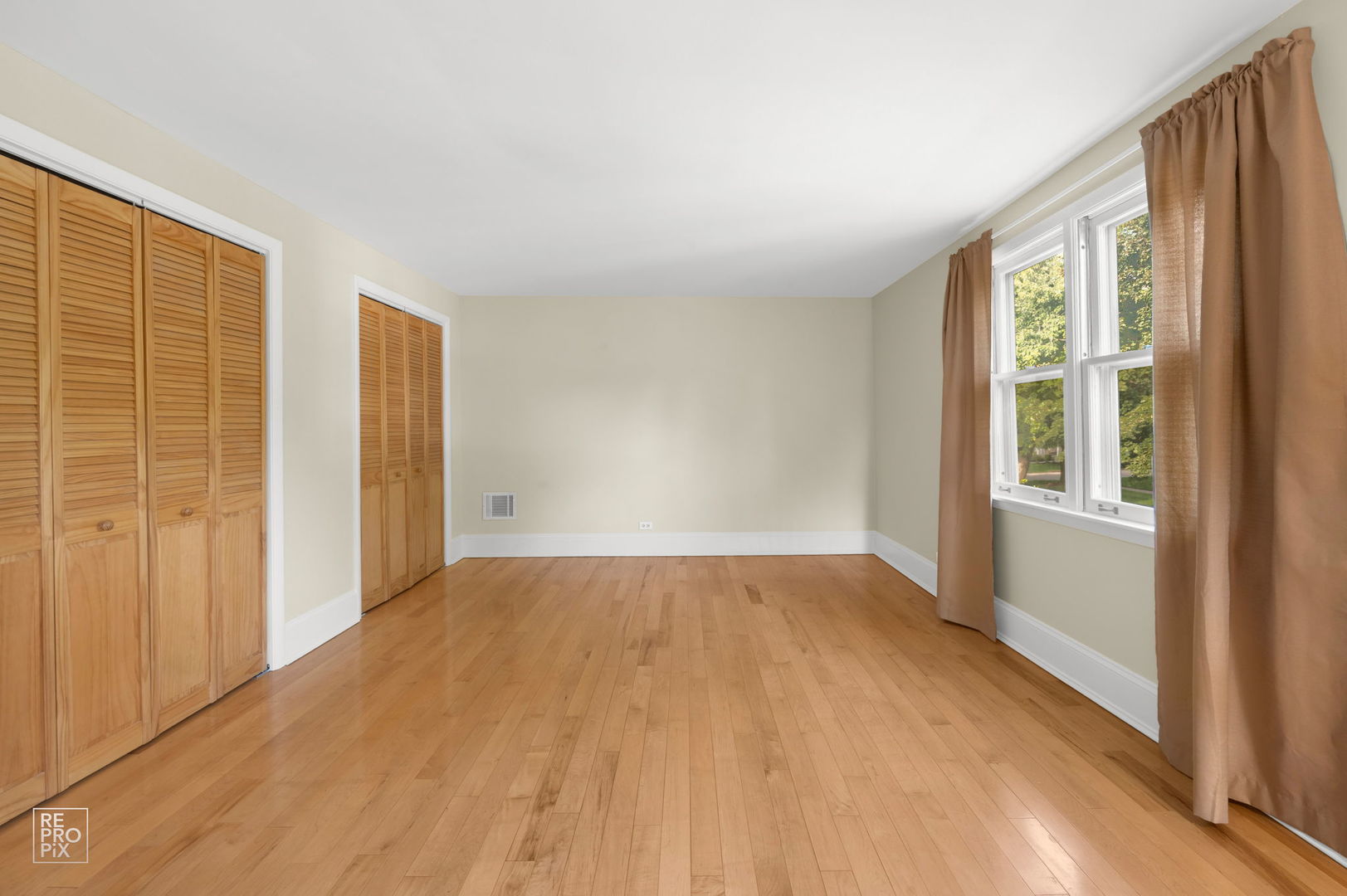 738 N HICKORY Avenue, Arlington Heights, IL 60004