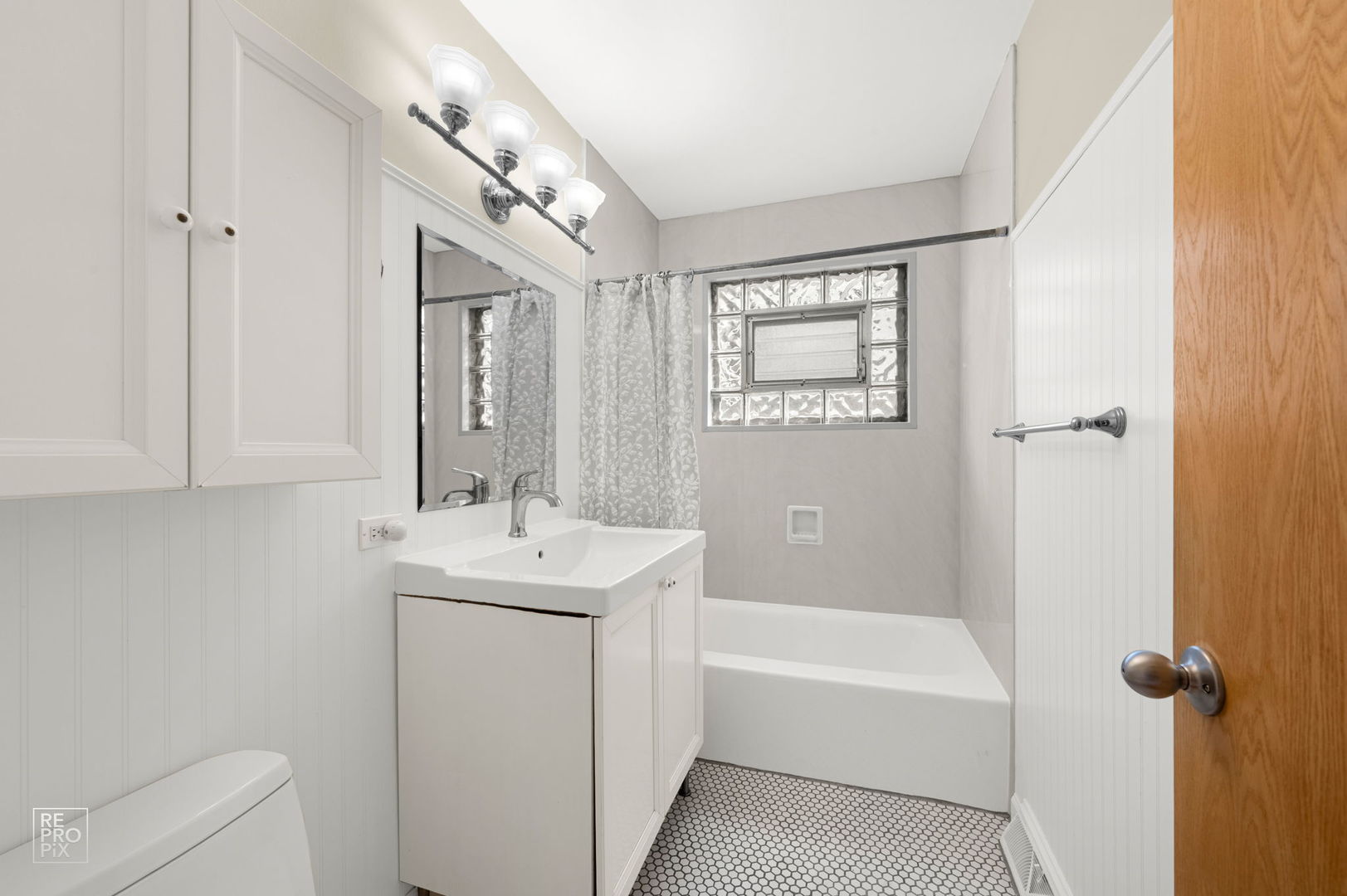738 N HICKORY Avenue, Arlington Heights, IL 60004