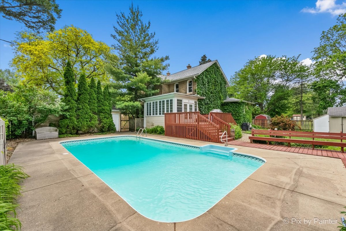 956 South Street, Elgin, IL 60123