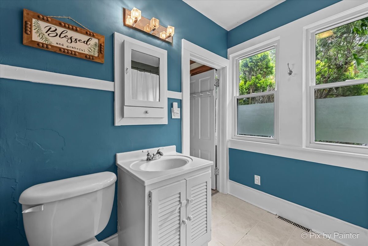 956 South Street, Elgin, IL 60123