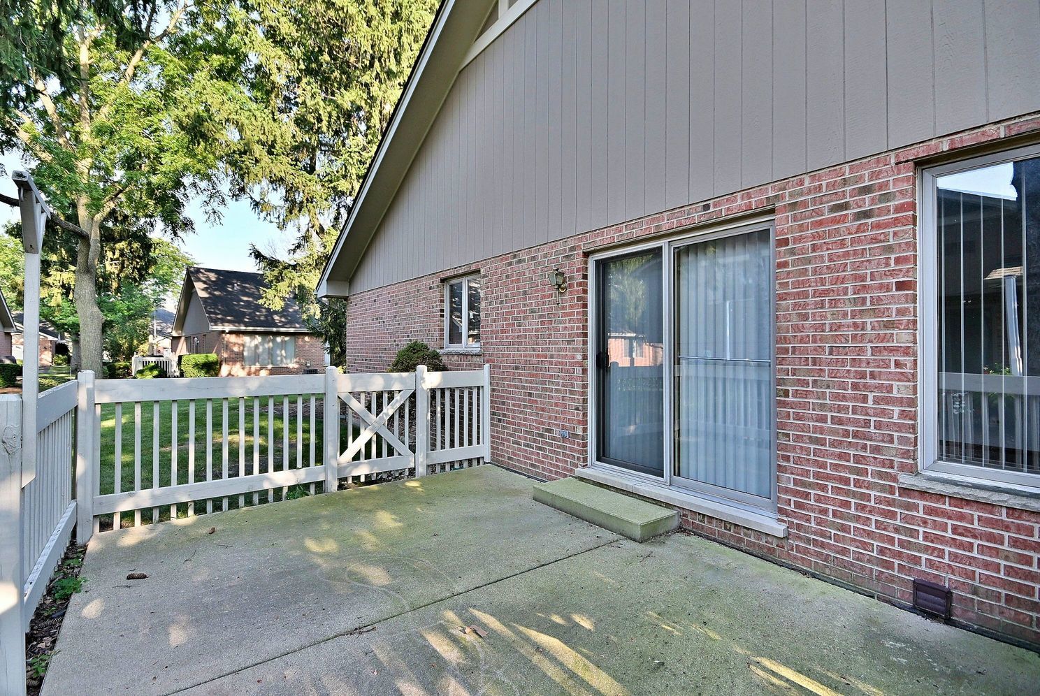 227 Royal Lane, Bloomingdale, IL 60108