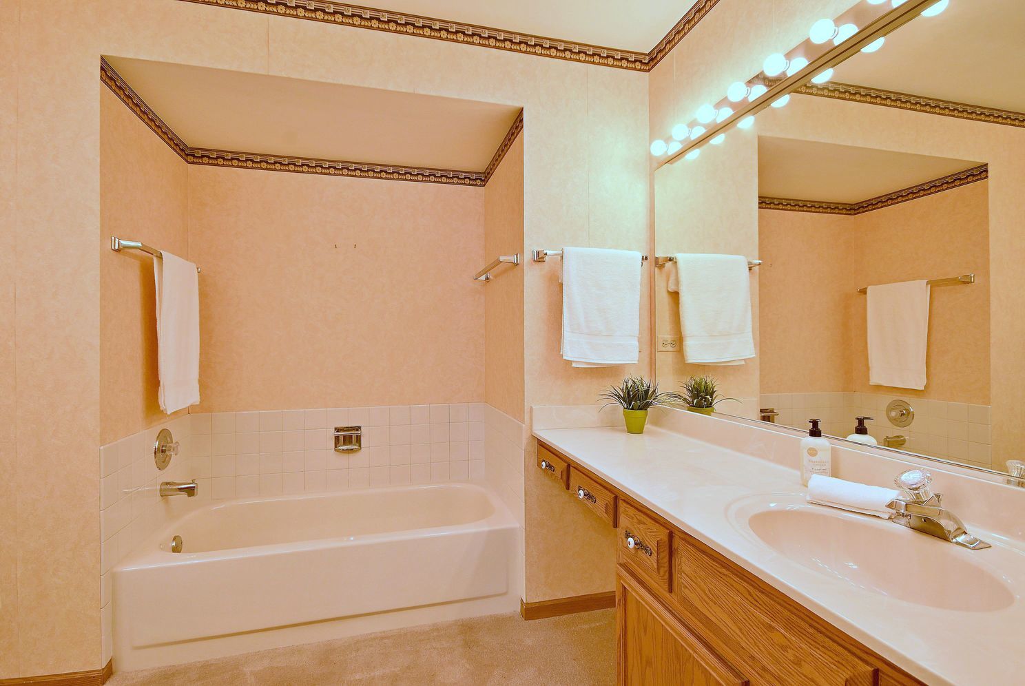 227 Royal Lane, Bloomingdale, IL 60108